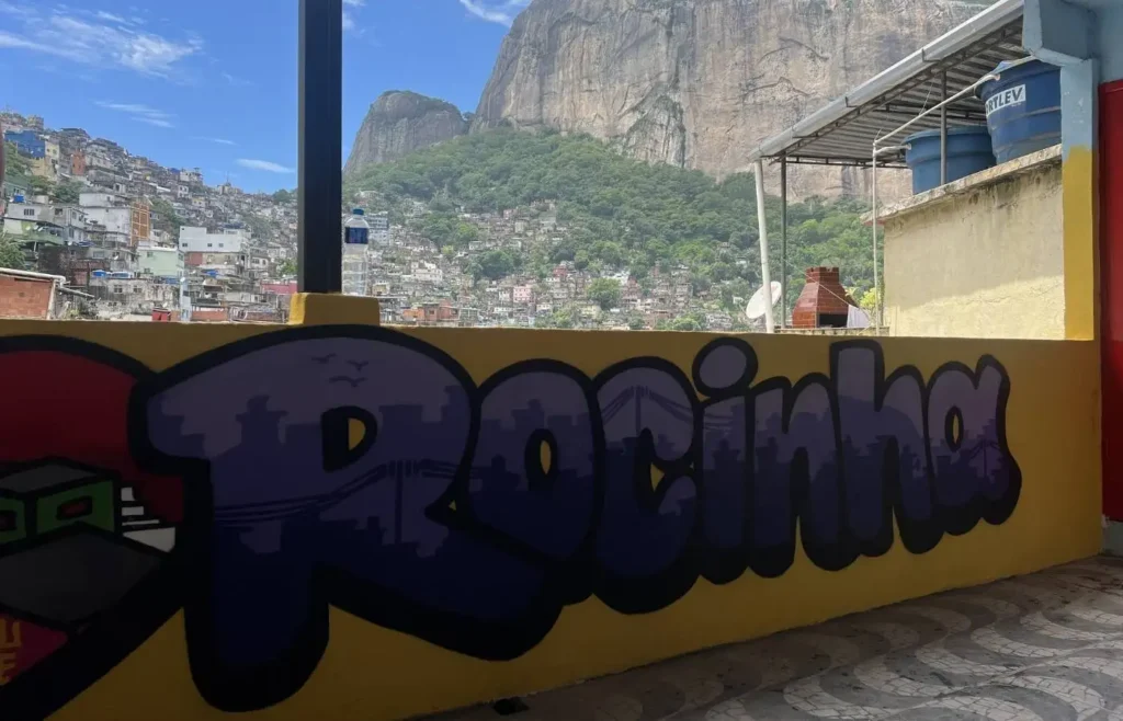 Graffiti artístico con el nombre de la comunidad Rocinha.