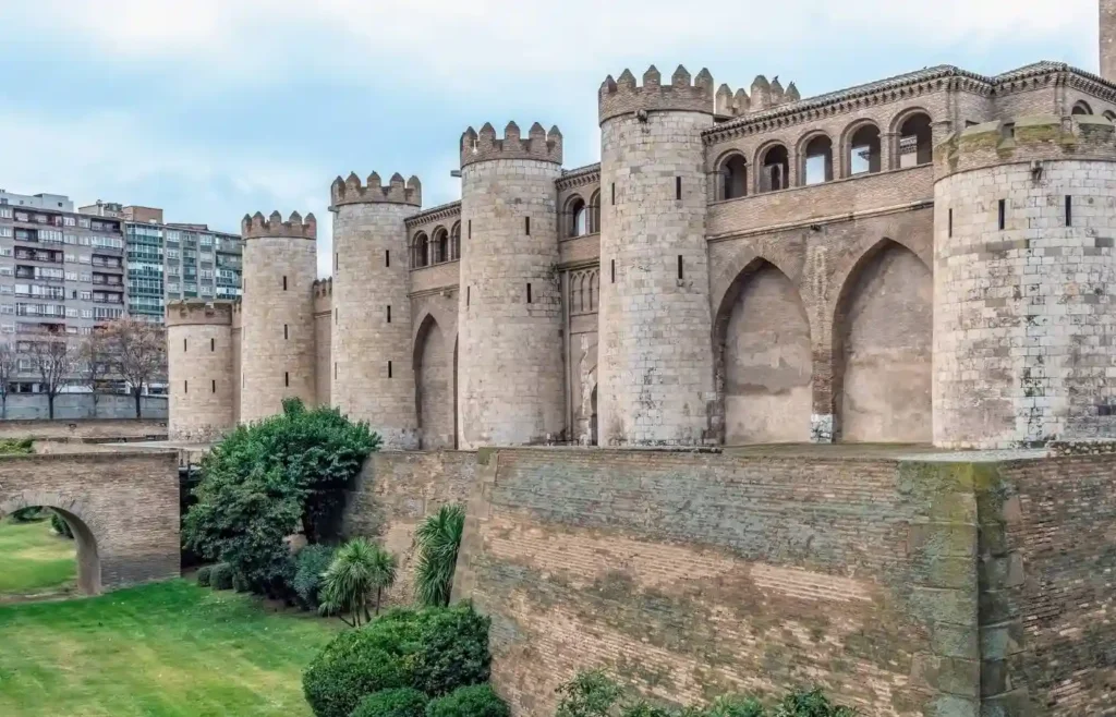 Fachada exterior del Palacio de la Aljafería, joya del arte mudéjar en Zaragoza.