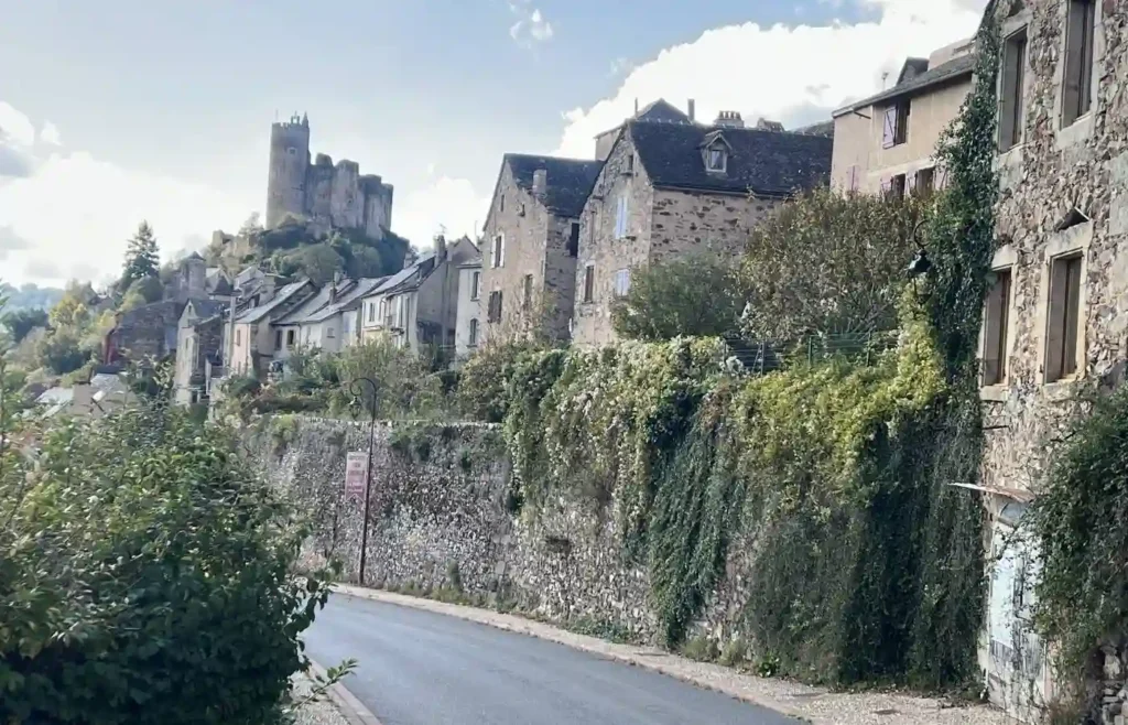 panoramica pueblo najac en la cresta