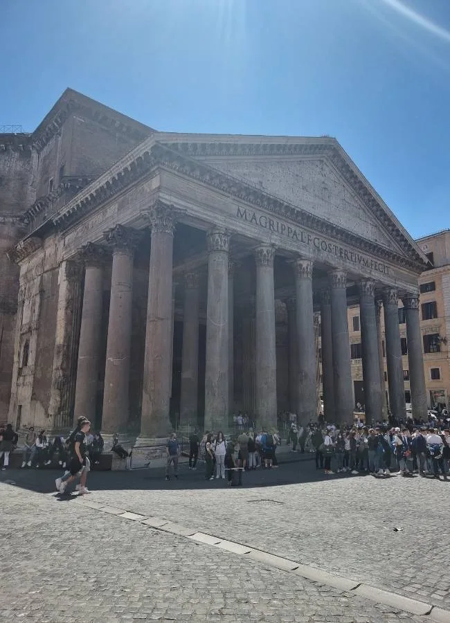 El Panteón de Agripa en Roma bajo un cielo azul.