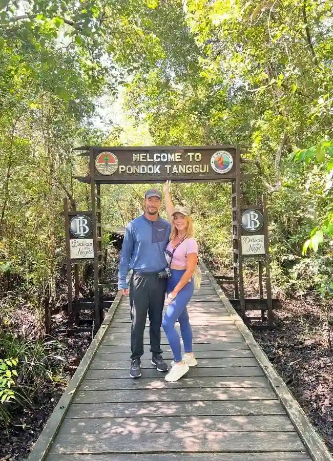 Pareja en pasarela de madera, bienvenida a Pondok Tanggui.