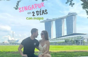 Pareja posando con el hotel Marina Bay Sands de fondo en Singapur.