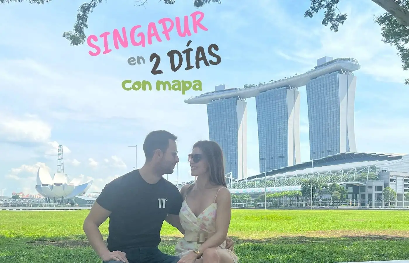 Pareja posando con el hotel Marina Bay Sands de fondo en Singapur.