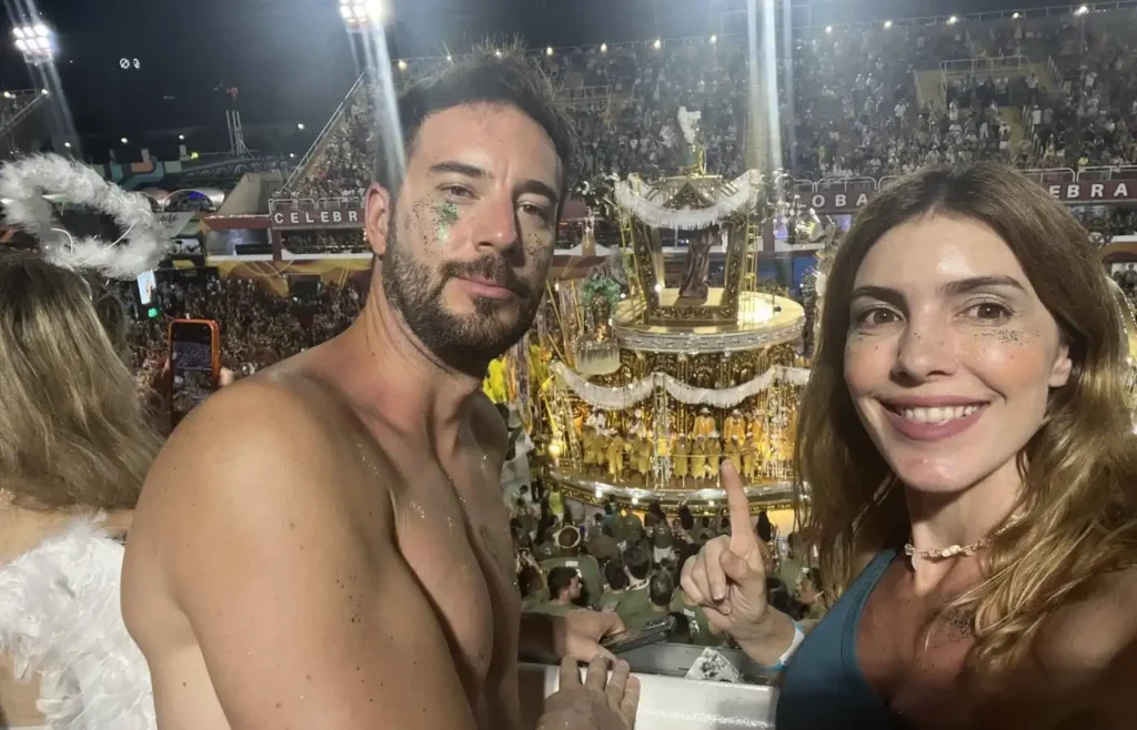 Selfie de una pareja disfrutando de la noche de carnaval en Río.