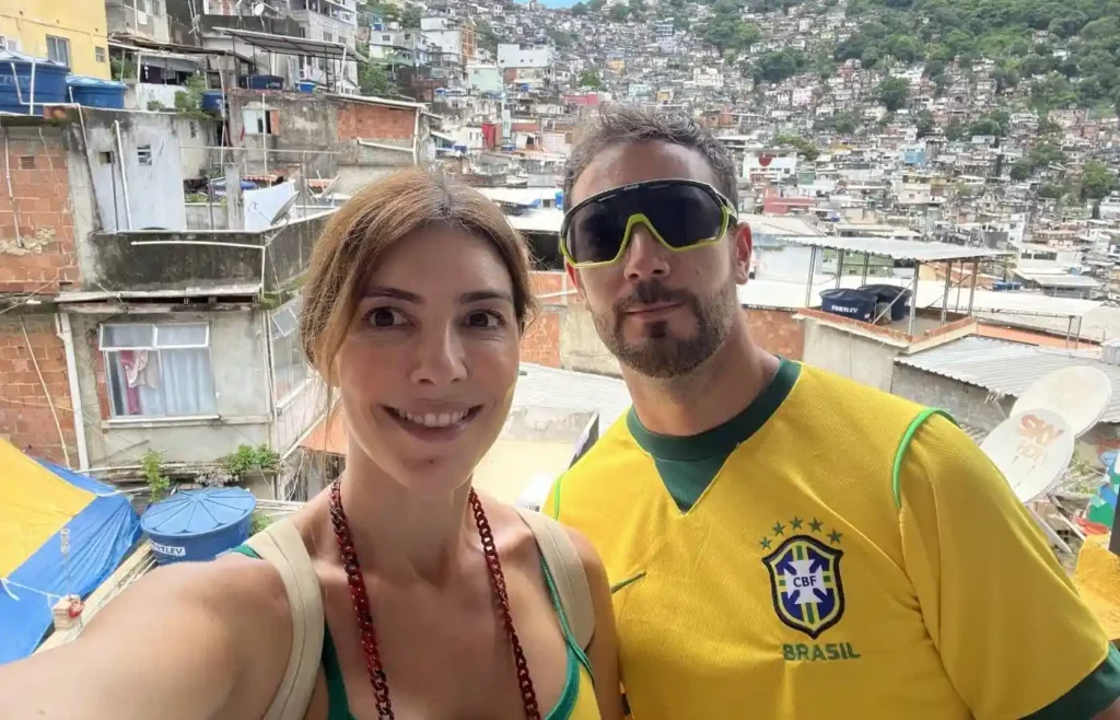 Viajeros disfrutando de las vistas desde un mirador en la favela.