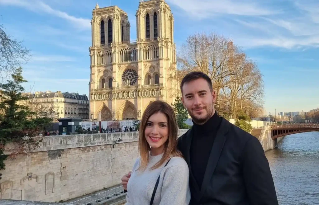 Mireia y Héctor frente a la catedral de Notre Dame en París.