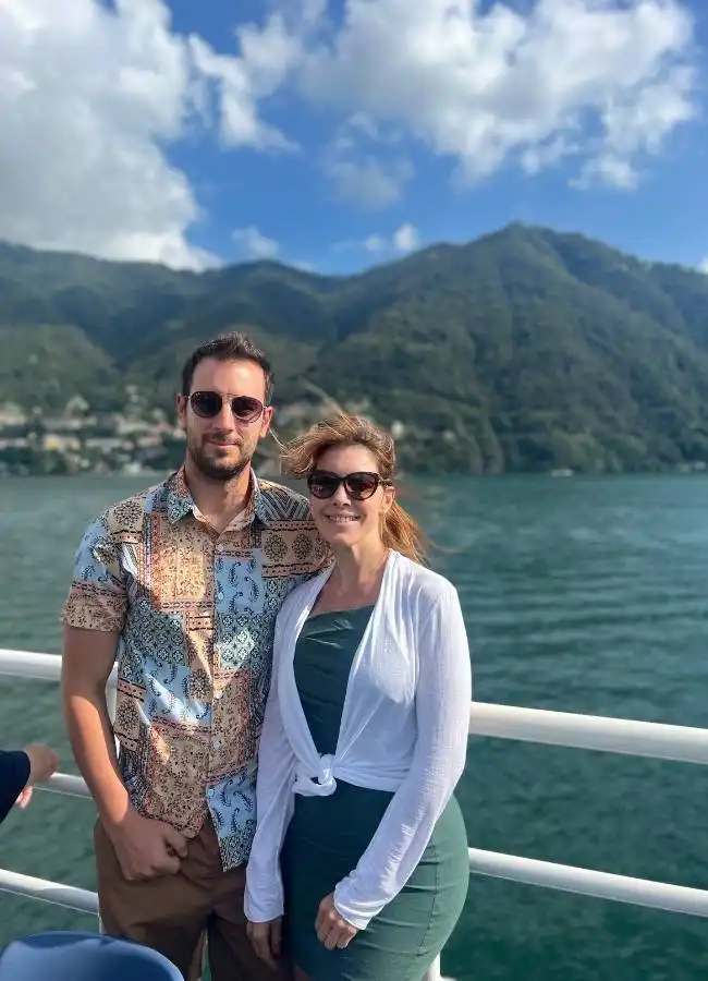 pareja viajeros barco lago como