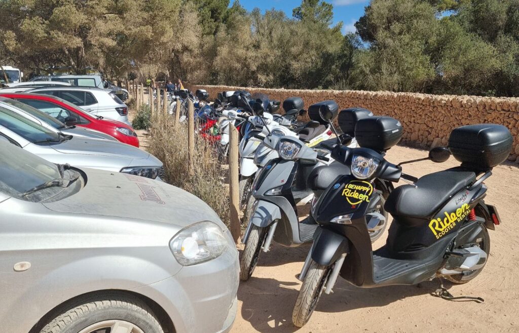 Parking de acceso a las calas de Menorca