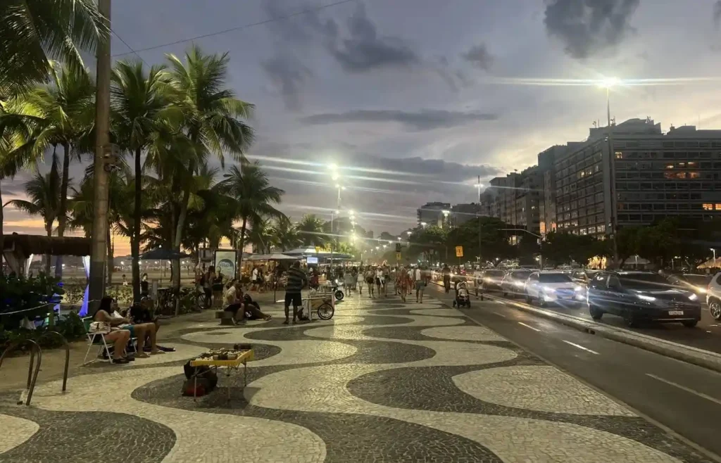 Mosaico del paseo marítimo de Copacabana durante la noche.