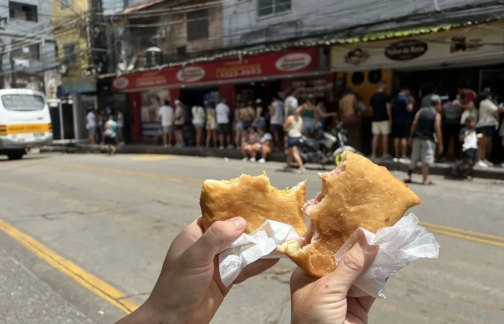 Detalle de comida callejera brasileña en un mercado.