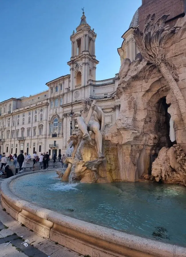 Fontana dei Quattro Fiumi, Piazza Navona, Roma al atardecer.