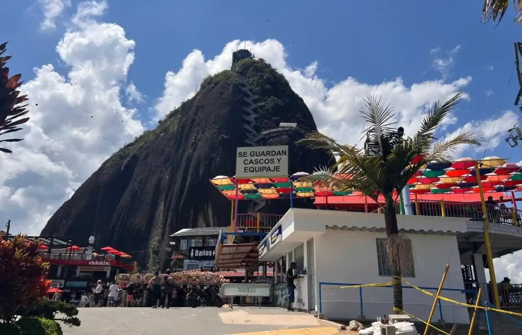 Imponente Piedra del Peñol, Guatapé, con escaleras y zona turística.