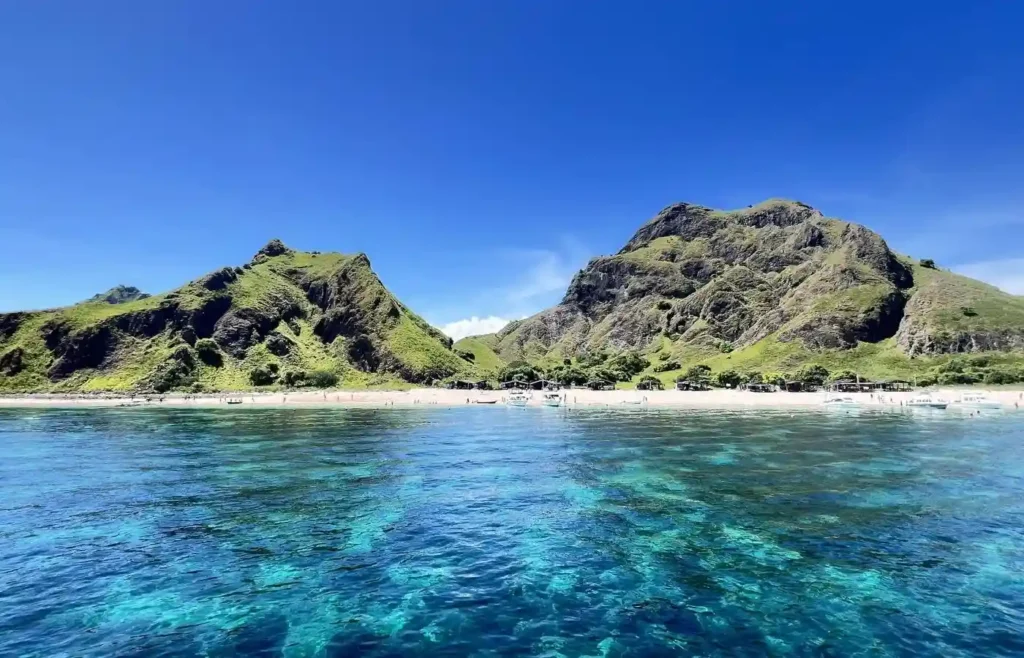 Arena de color rosa y agua turquesa cristalina en Pink Beach, Parque Nacional de Komodo.