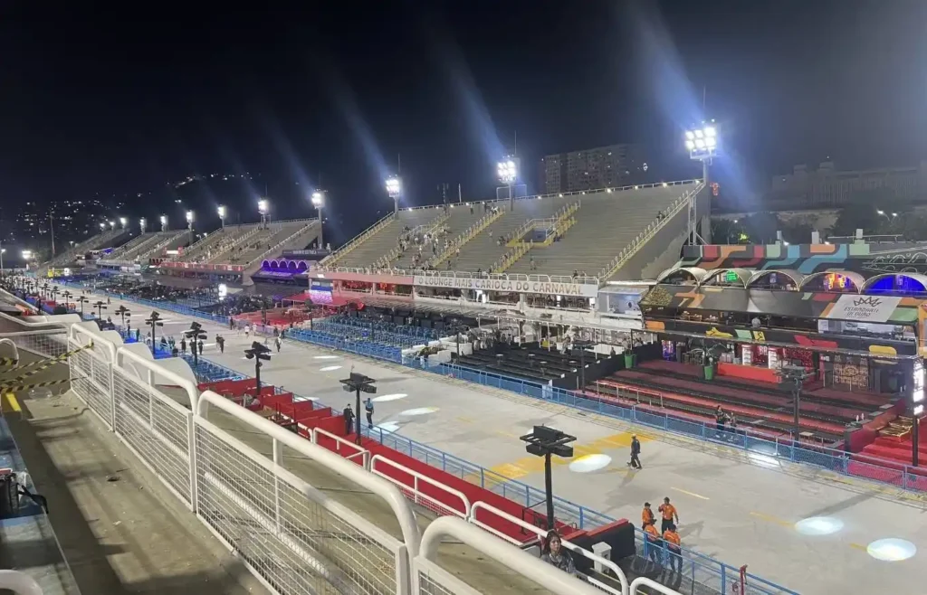 Vista de la pista del Sambódromo iluminada de noche antes del desfile.