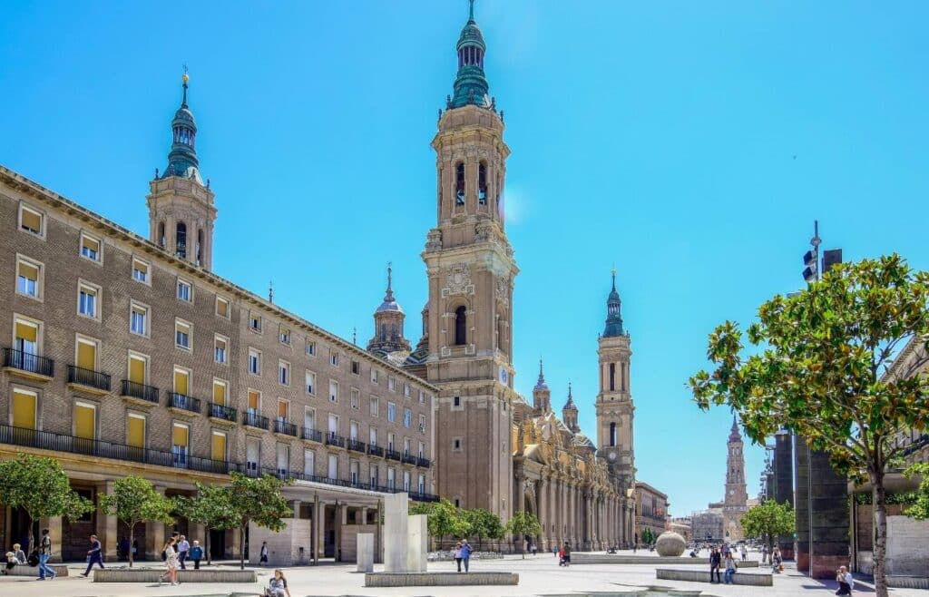 Basílica del Pilar, Zaragoza, España en un día soleado.