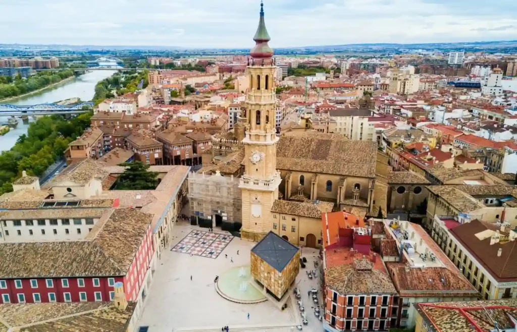 Vista desde las alturas de la Plaza del Pilar y el Ayuntamiento de Zaragoza.