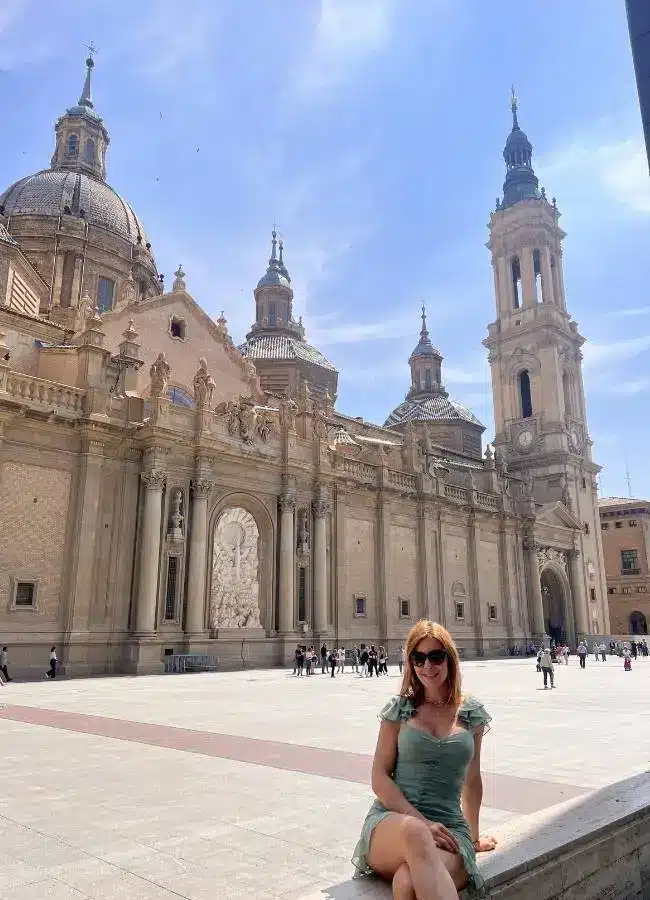 Mujer sonriente frente a la Basílica del Pilar, Zaragoza.