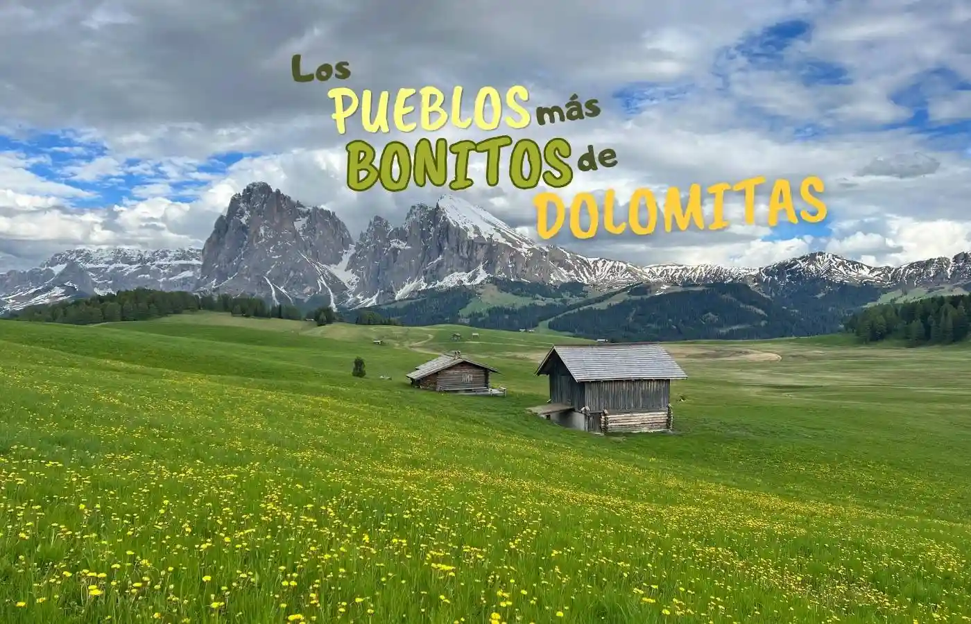 Pradera verde alpina en Alpe di Siusi, Dolomitas, con cabaña de madera