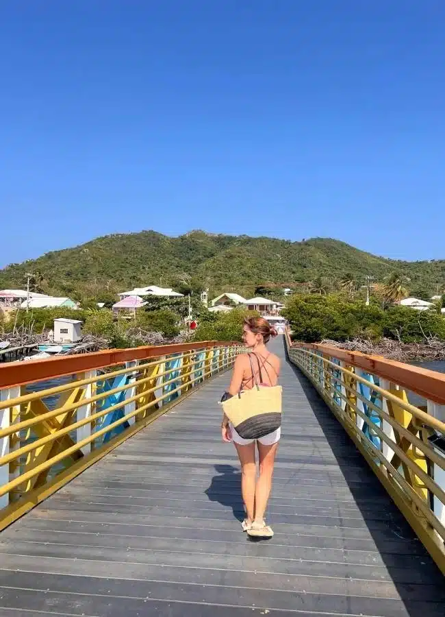 Mujer caminando por el Puente de los Enamorados que une Providencia y Santa Catalina.