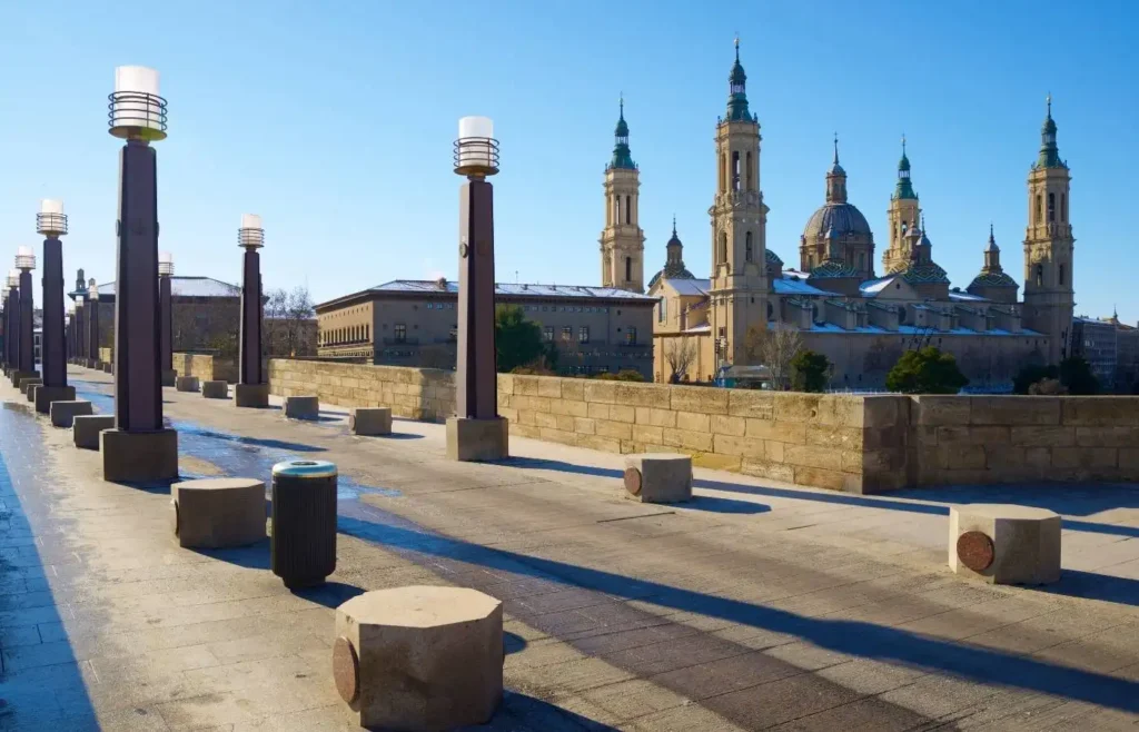 Paseo por el Puente de Piedra con las torres del Pilar al fondo.