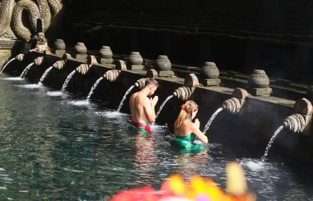 Piscinas de purificación del templo hinduista Tirta Empul en Indonesia.