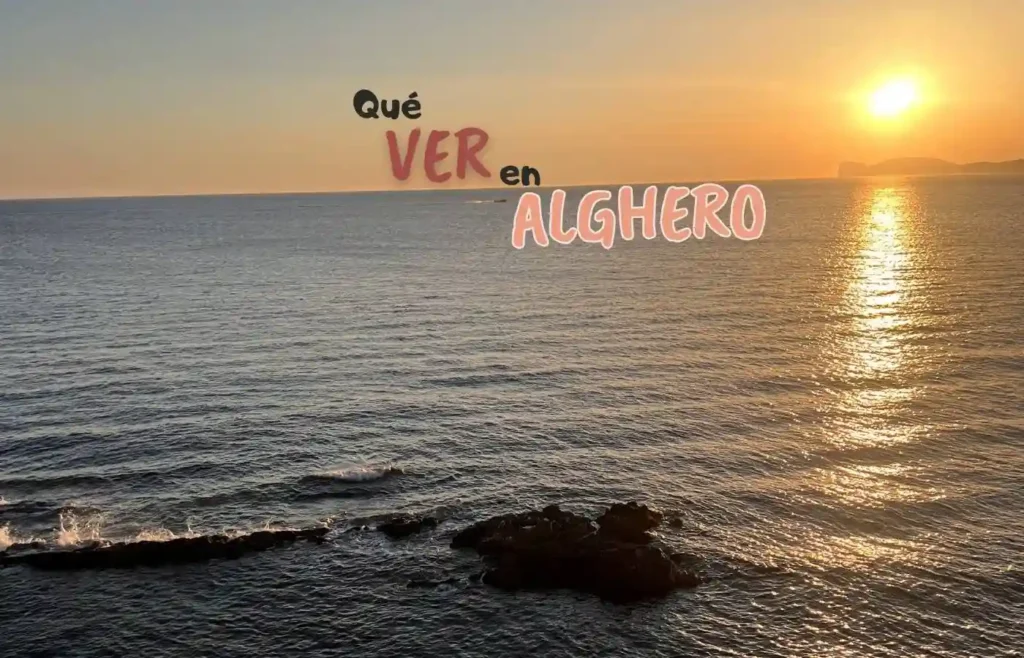 Atardecer sobre el mar en Alghero con texto promocional.
