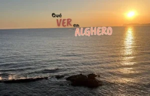 Atardecer sobre el mar en Alghero con texto promocional.