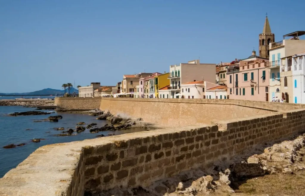 Vistas de las murallas medievales y bastiones frente al mar en Alguero, Cerdeña.