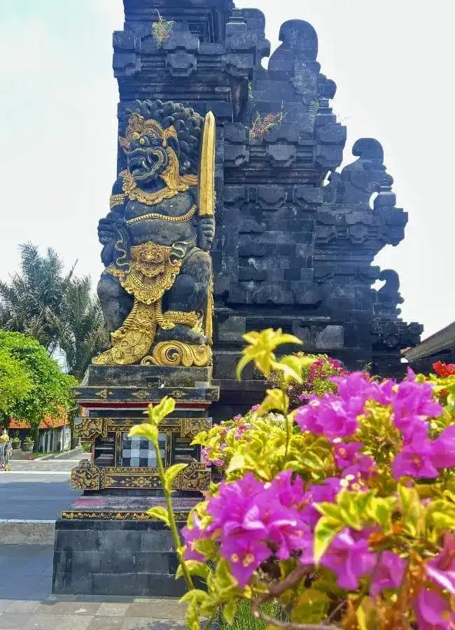 Santuario hinduista decorado con flores típicas durante una ruta por Bali por libre.