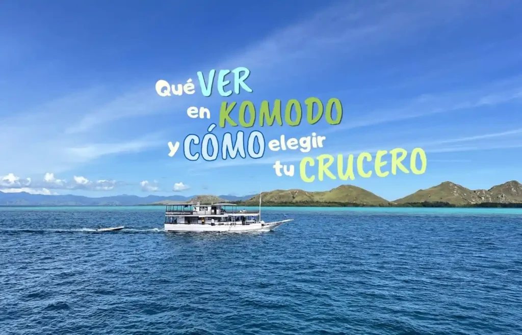 Barco navegando en Komodo con islas y texto guía de crucero.