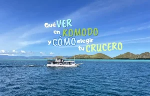 Barco navegando en Komodo con islas y texto guía de crucero.
