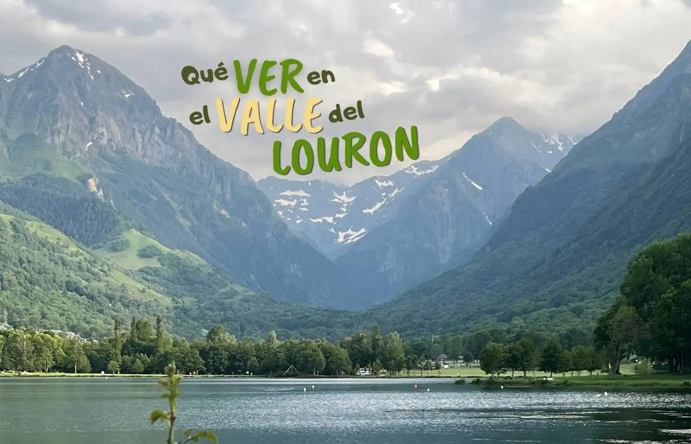 Paisaje del Valle del Louron con lago, montañas y texto superpuesto.