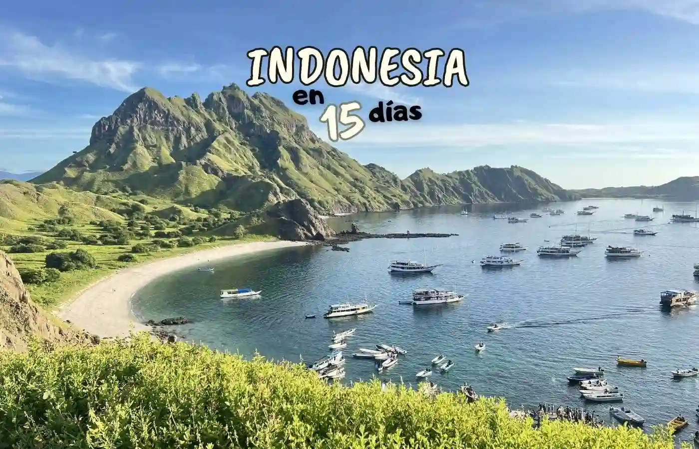 Indonesia en 15 días: bahía, barcos, montañas verdes.