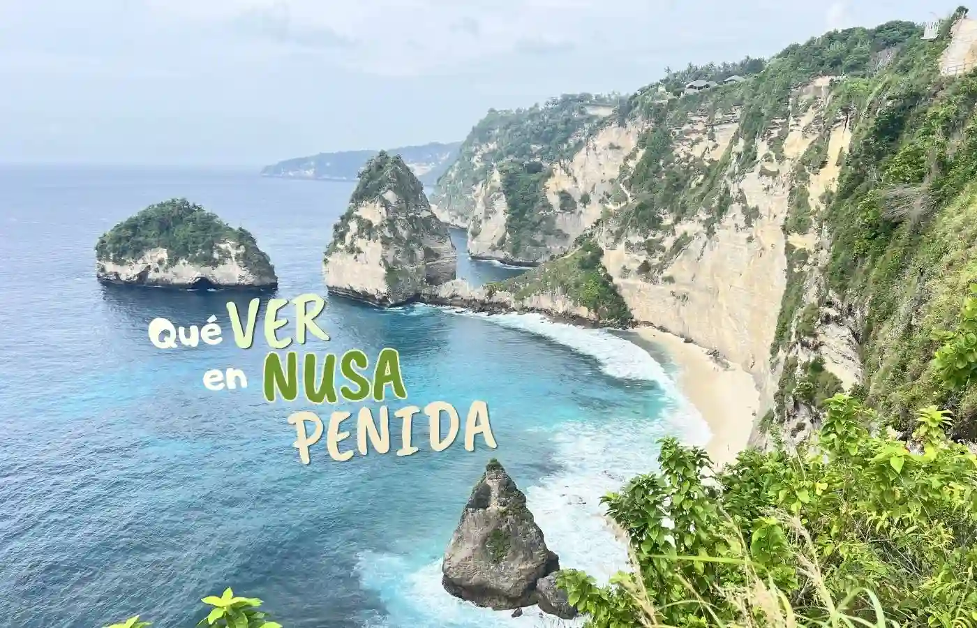 Acantilados, playa y mar turquesa en Nusa Penida, Indonesia.
