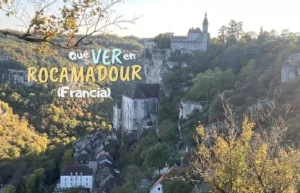 Rocamadour, Francia: pueblo medieval escalonado en acantilado boscoso.