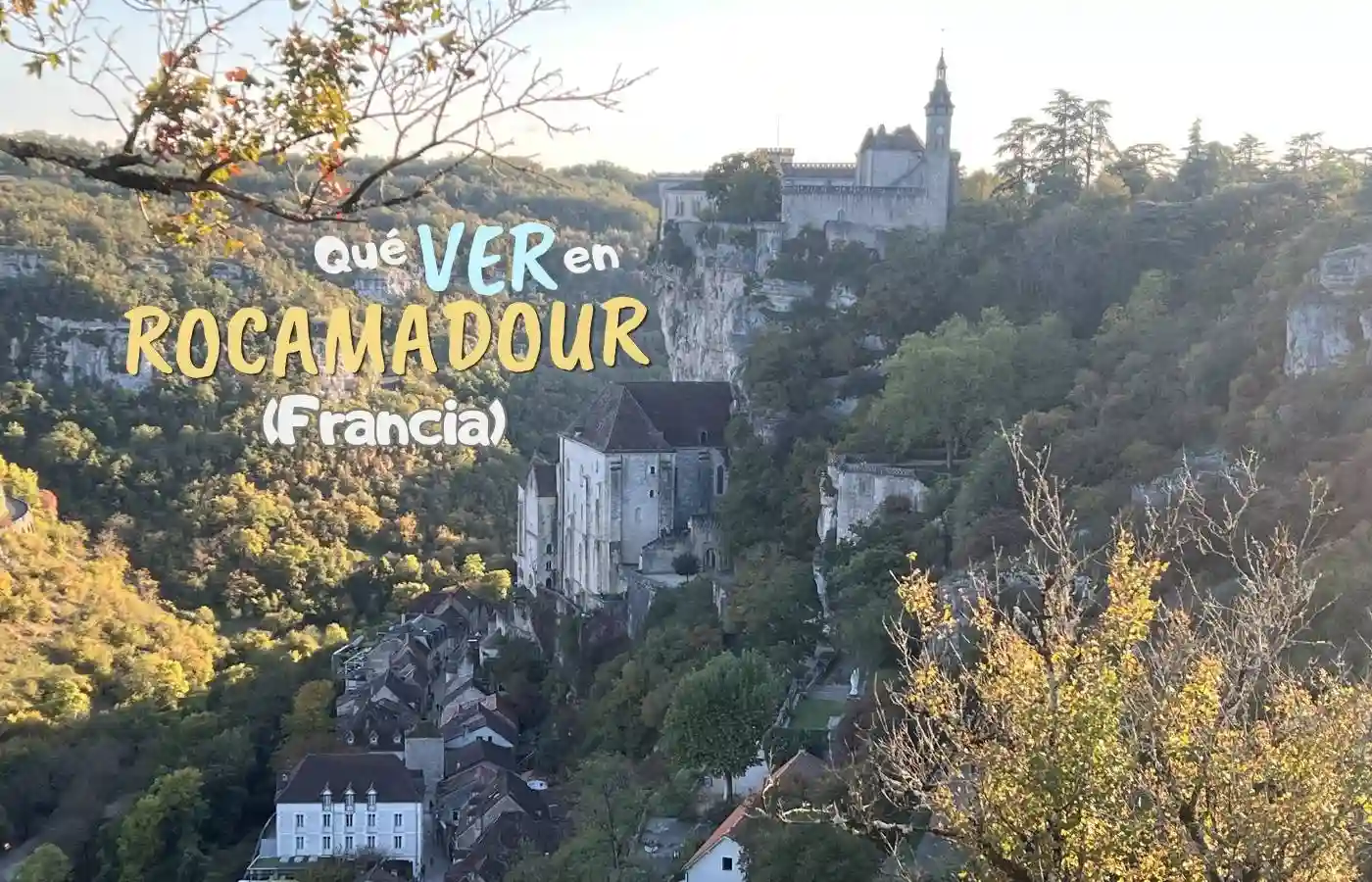 Rocamadour, Francia: pueblo medieval escalonado en acantilado boscoso.