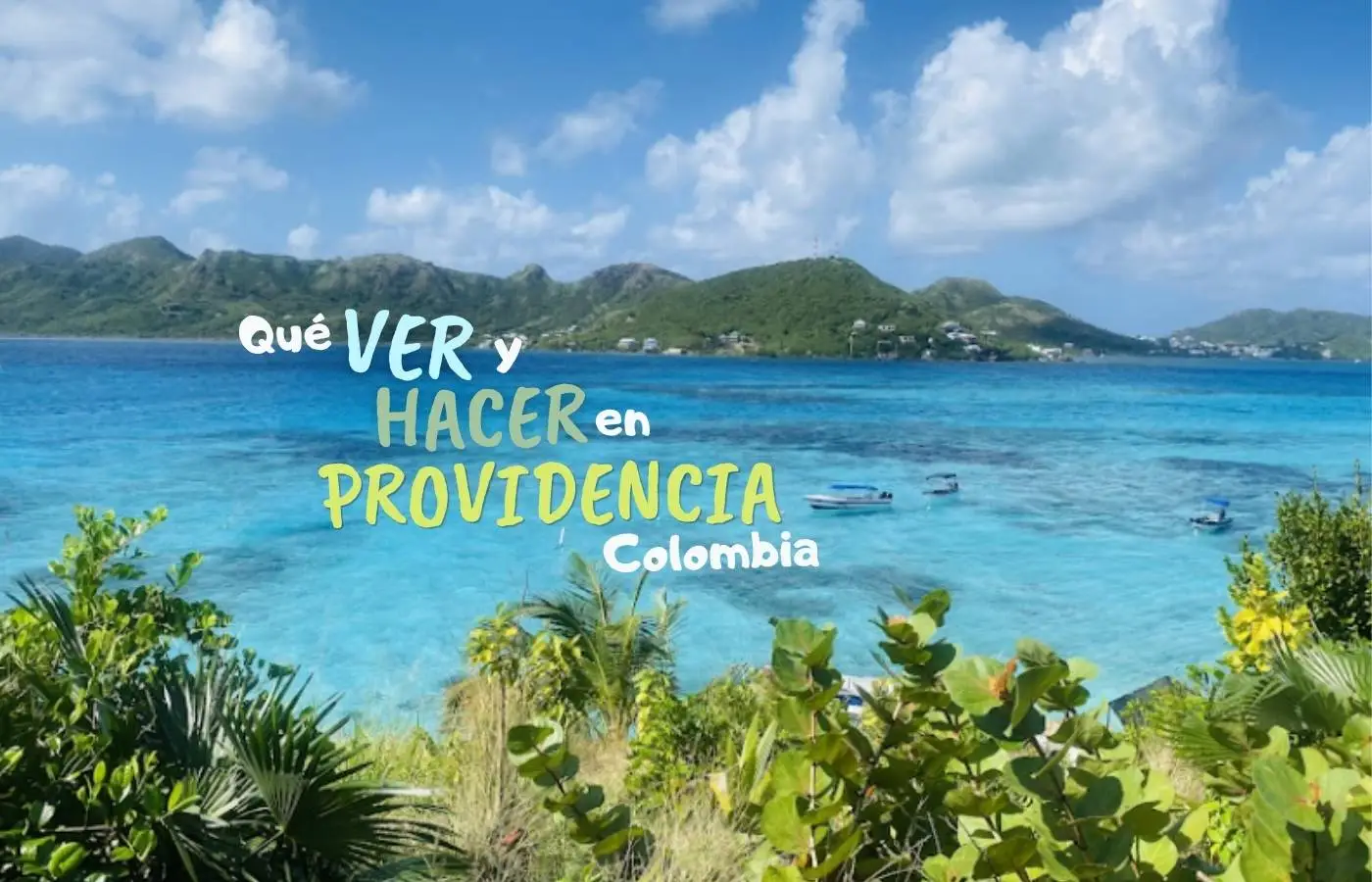 Providencia, Colombia: mar turquesa, islas verdes, barcos y cielo azul.
