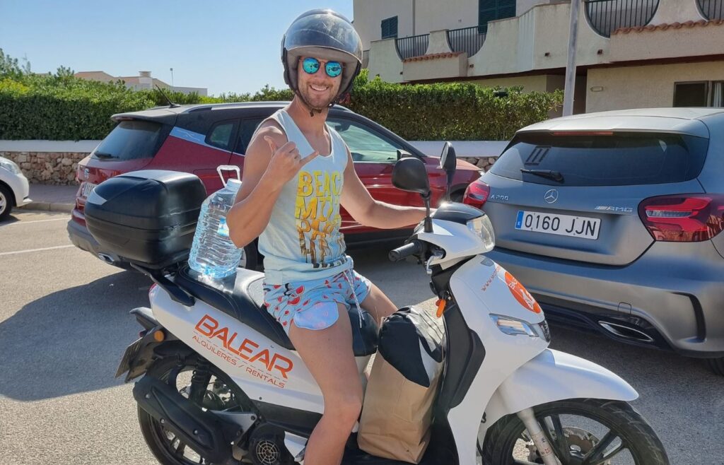 Recorriendo Menorca en moto para descubrir sus calas