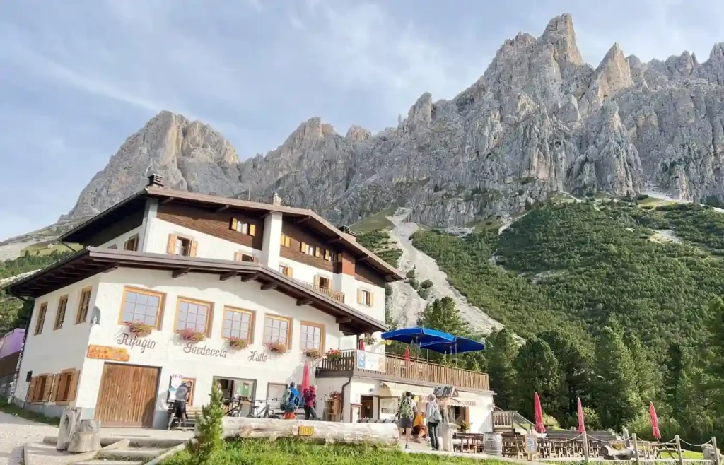 Refugio alpino Gardeccia en Dolomitas con majestuosas montañas rocosas.