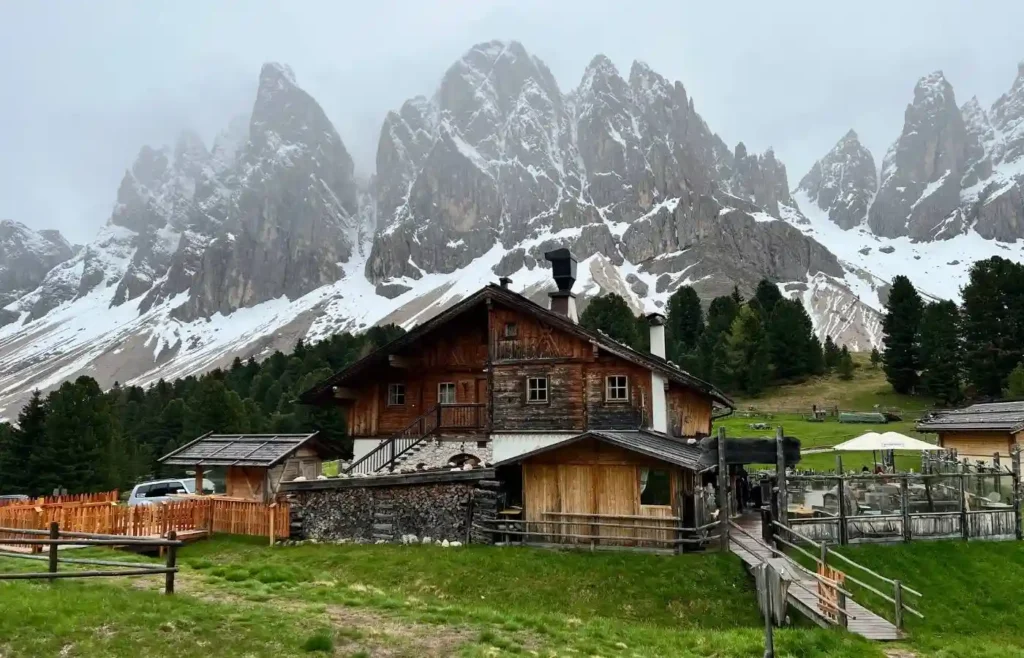 Detalle de una casa rural de madera en los Alpes Dolomitas.