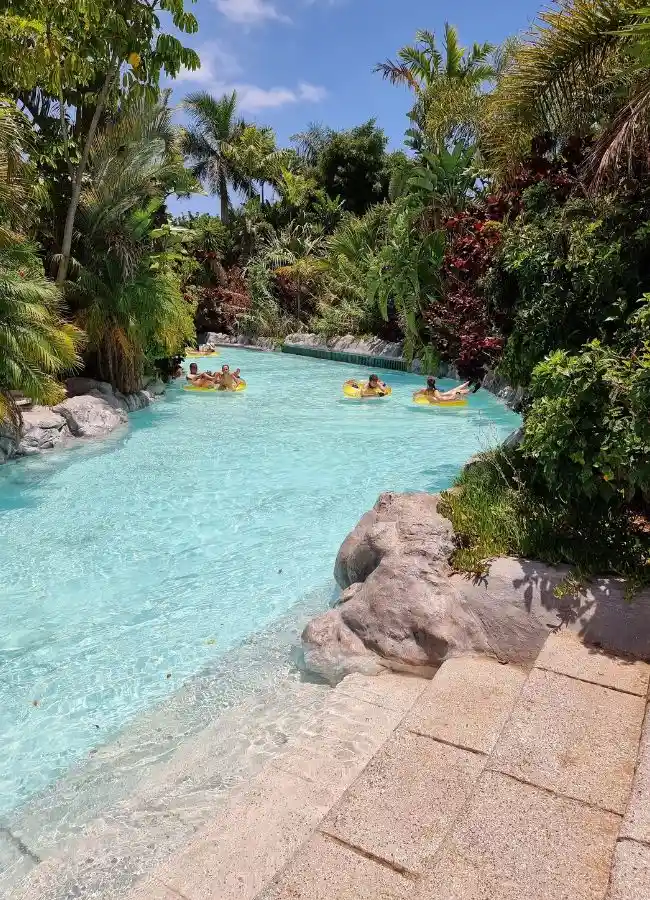 Turistas en flotadores por el río lento Mai Thai River en Siam Park.