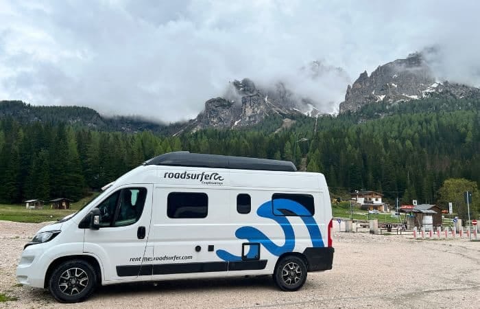 Camper de road surfer en nuestra ruta por dolomitas