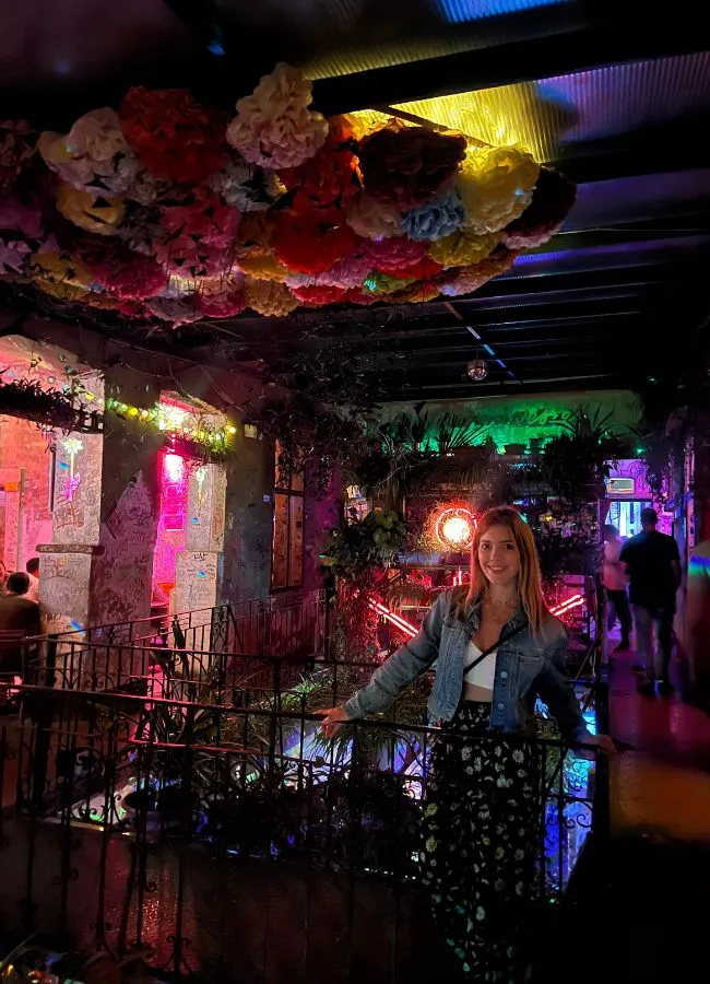 Decoración ecléctica y luces en el interior de un Ruin Bar en Budapest