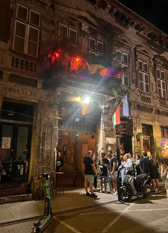 Ambiente nocturno en los famosos bares ruina del barrio judío