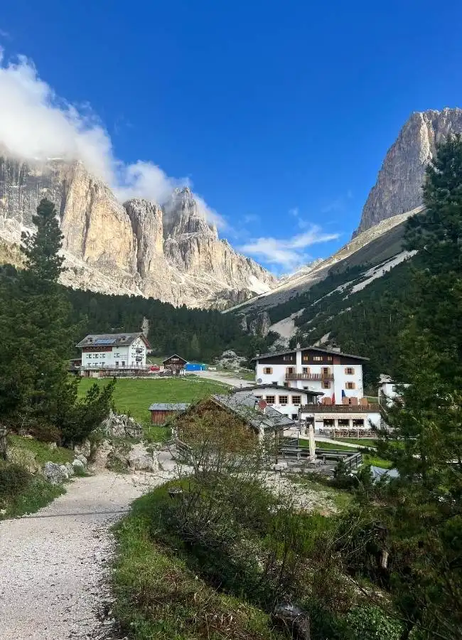 Paisaje escarpado de las Dolomitas con restos de nieve en las cimas.