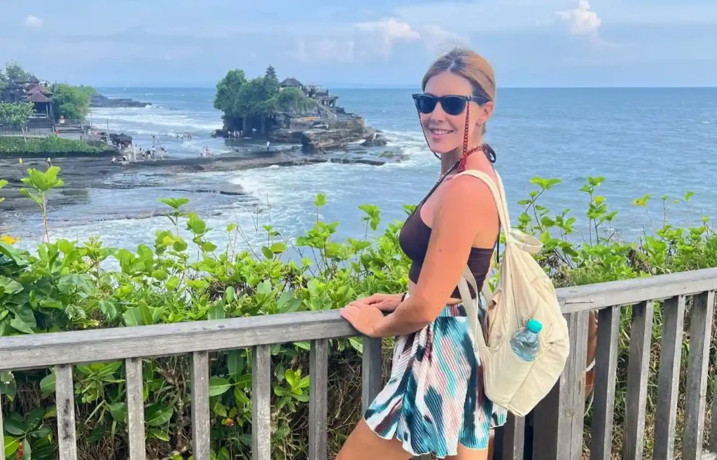 Mujer en Tanah Lot, templo balinés sobre el mar