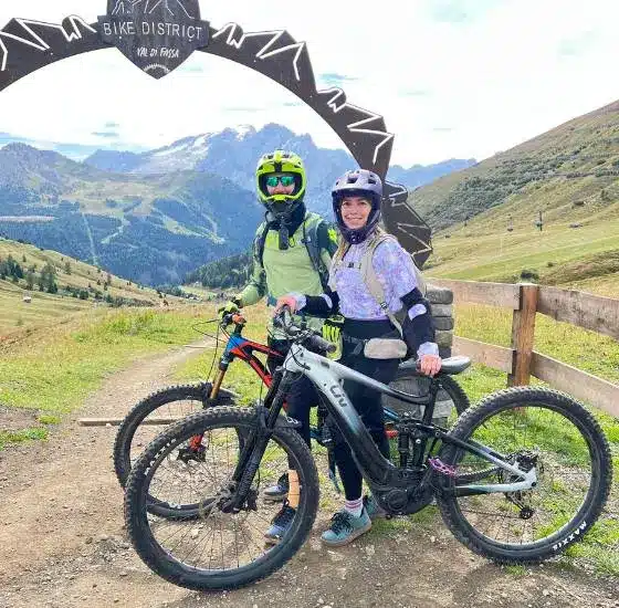 Pareja haciendo una ruta de cicloturismo por los Pirineos españoles.