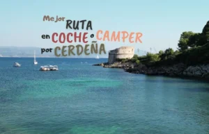 Mapa de ruta por Cerdeña en coche y camper sobre una cala de aguas turquesas.