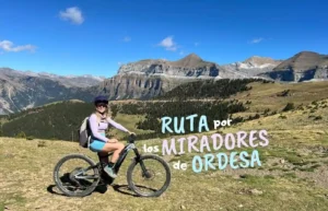 Ciclista saludando sobre su bicicleta eléctrica en un tramo despejado de la pista de las Cutas en Ordesa.