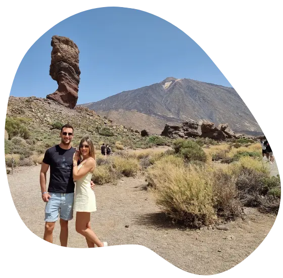 Héctor y Mireia haciendo una ruta de senderismo por paisajes volcánicos en Tenerife.